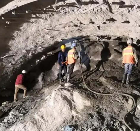 中站拱顶带模注浆料的施工流程及注意事项